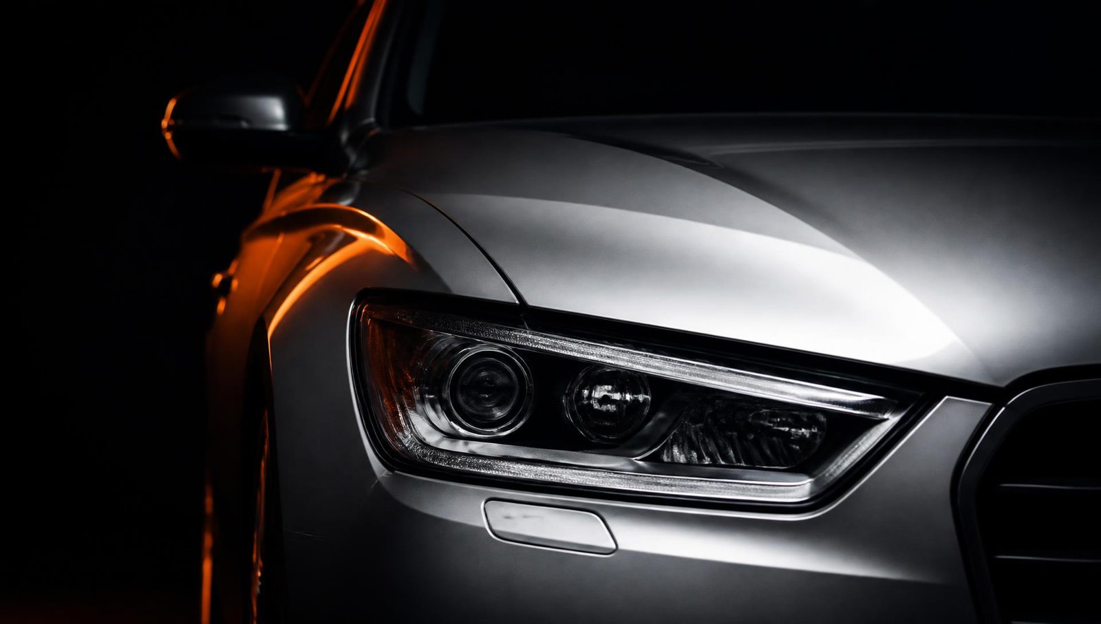 Detalj prednjeg dela automobila u tamnom automotive ambijentu